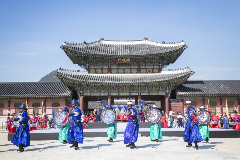 문화재청이 한국문화재재단과 함께 오는 20일부터 22일까지 오전 11시와 오후 2시에 서울 종로구 경복궁 흥례문 앞에서 첩종 재연 행사를 연다고 17일 밝혔다. 사진은 '일(一)자진' 진법 시연 모습. 문화재청 제공