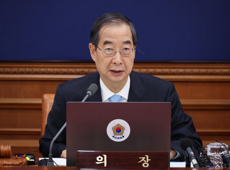 국무회의에서 발언하는 한덕수 총리 (서울=연합뉴스) 황광모 기자 = 한덕수 국무총리가 17일 정부서울청사에서 열린 국무회의에 참석해 발언하고 있다. 2023.10.17 hkmpooh@yna.co.kr (끝)