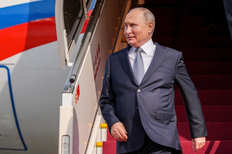 러시아의 블라디미르 푸틴 대통령이 17일 중국 베이징의 서우두 국제공항에 도착하여 계단을 내려오고 있다.타스연합뉴스