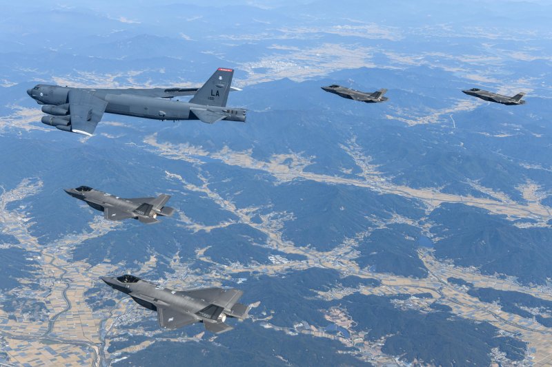 연합공중훈련 "美 전략자산 B-52H, 우리 공군 F-35A와 한반도 상공 날다"