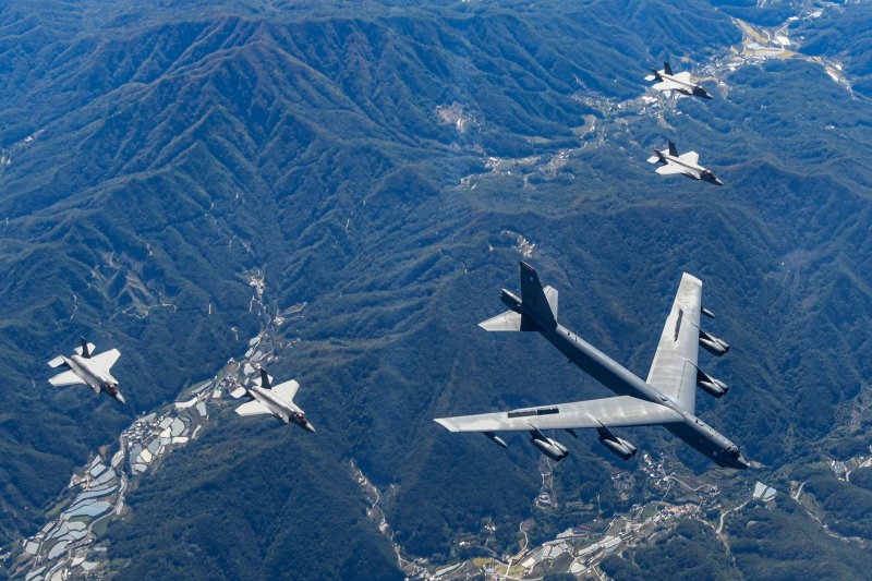 연합공중훈련 "美 전략자산 B-52H, 우리 공군 F-35A와 한반도 상공 날다"