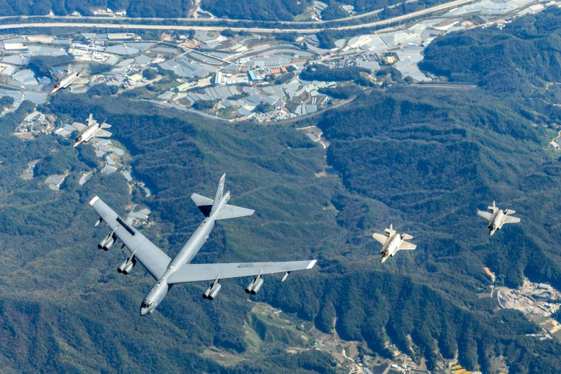 연합공중훈련 "美 전략자산 B-52H, 우리 공군 F-35A와 한반도 상공 날다"