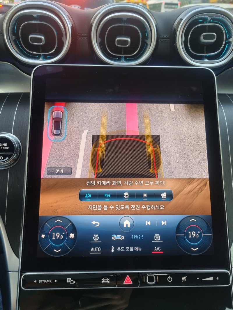 [서울=뉴시스] 메르세데스 GLC 300 4MATIC이 제공하는 투명 보닛 기능(사진=안경무 기자) 2023.10.17 photo@newsis.com *재판매 및 DB 금지