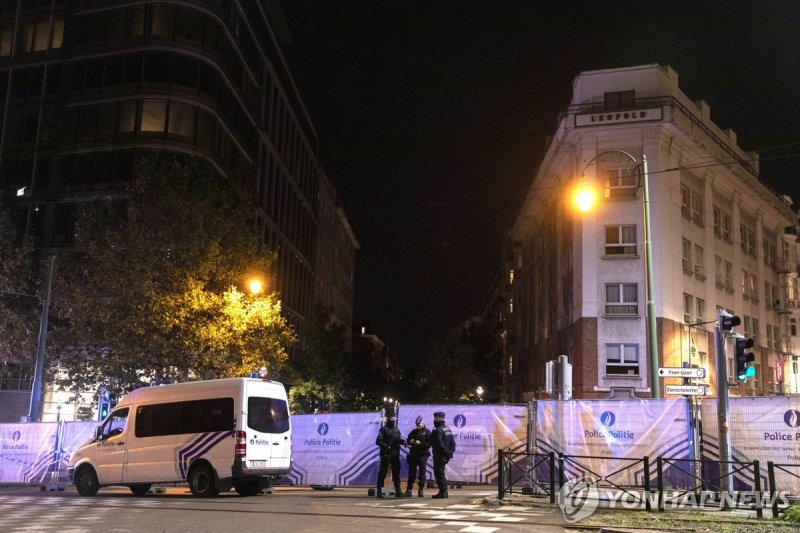 총격사건이 발생한 브뤼셀 도심 Police cordon off an area where a shooting took place in the center of Brussels, Monday, Oct. 16, 2023. Belgian police say that two people are dead in central Brussels after several shots were fired. (AP Photo/Nicolas Landemard)