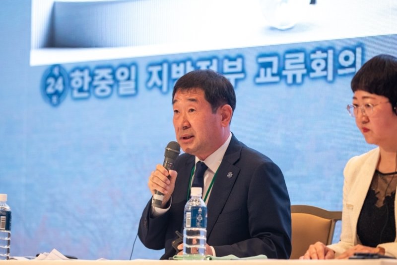 이재영 충북 증평군수가 17일 일본 야마나시현 로얄호텔 야쓰가타케에서 24회 한·중·일 우호교류 회의에서 '증평 C+ESG' 를 주제로 발표를 하고 있다.(증평군 제공)/뉴스1