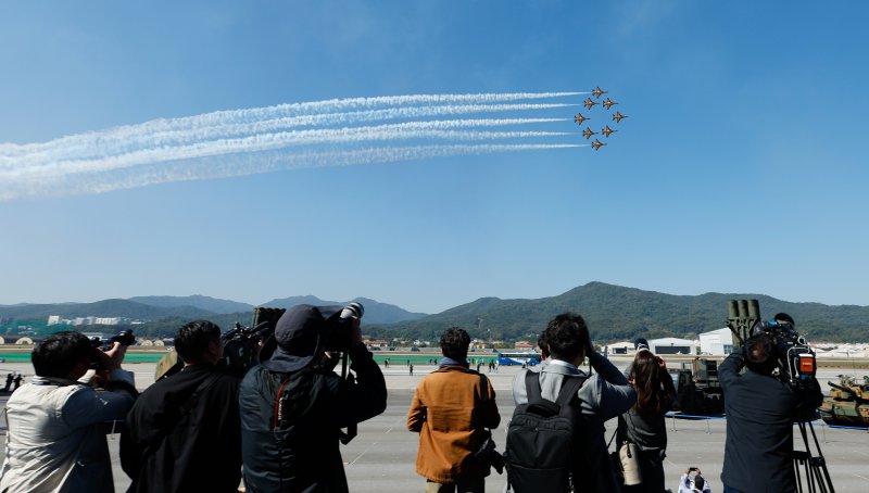 지난 2023년 10월 16일 경기 성남시 서울공항에서 열린 서울 국제 항공우주·방위산업 전시회(ADEX) 2023 프레스 데이에서 대한민국 공군 블랙이글스가 곡예 비행을 선보이고 있다. 뉴스1