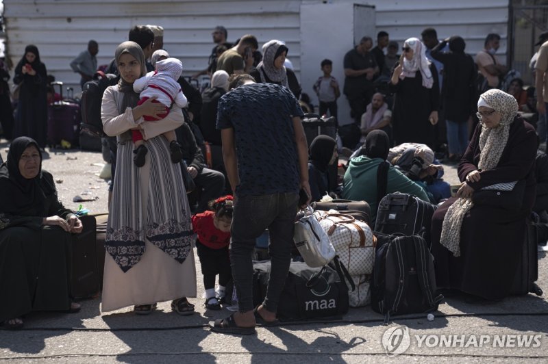 라파 검문소 앞 팔레스타인 주민들 Palestinians wait to cross into Egypt at the Rafah border crossing on Monday, Oct.16, 2023. (AP Photo/Fatima Shbair)