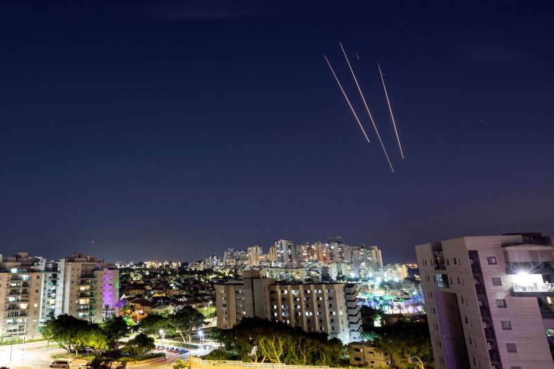 15일(현지시간) 팔레스타인 무장 정파 하마스가 가지 지구서 이스라엘을 향해 발사하는 로켓의 모습이 보인다. 2023.10.16 ⓒ 로이터=뉴스1 ⓒ News1 우동명 기자
