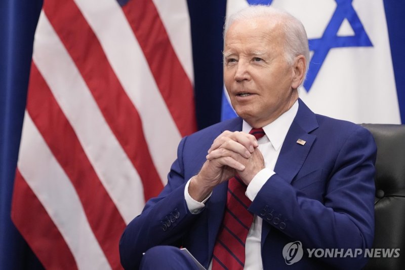 이스라엘 국기 앞에 앉은 조 바이든 미국 대통령 FILE - President Joe Biden listens as he meets with Israeli Prime Minister Benjamin Netanyahu in New York, Sept. 20, 2023. (AP Photo/Susan Walsh, File) FILE PHOTO