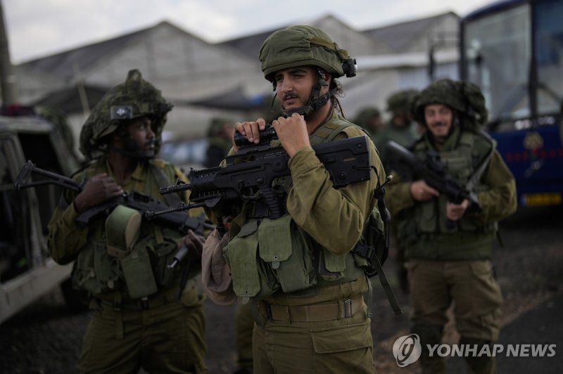 도로 순찰 중인 이스라엘군 장병 Israeli soldiers patrol a road near the border between Israel and Lebanon, Monday, Oct. 16, 2023. (AP Photo/Francisco Seco)