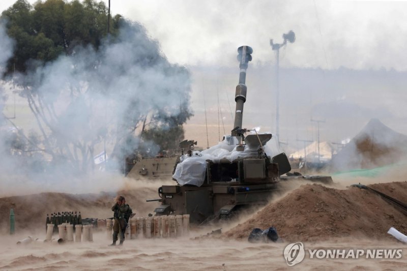 자주포 쏘는 이스라엘군 EDITORS NOTE: Graphic content / Israeli soldiers block their ears as a M109 155mm self-propelled howitzer fires rounds from near the Israeli border with Gaza in southern Israel on October 17, 2023, amid the ongoing battles between Israel and the Palestinian group Hamas in the Gaza Strip