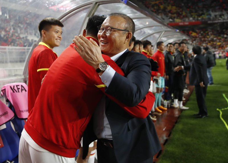 [수원=뉴시스] 정병혁 기자 = 17일 오후 경기 수원월드컵경기장에서 열린 하나은행 초청 축구 국가대표 평가전 대한민국과 베트남의 경기에 앞서 박항서 전 베트남 축구 국가대표팀 감독이 베트남 선수들과 인사를 나누고 있다. 2023.10.17. jhope@newsis.com