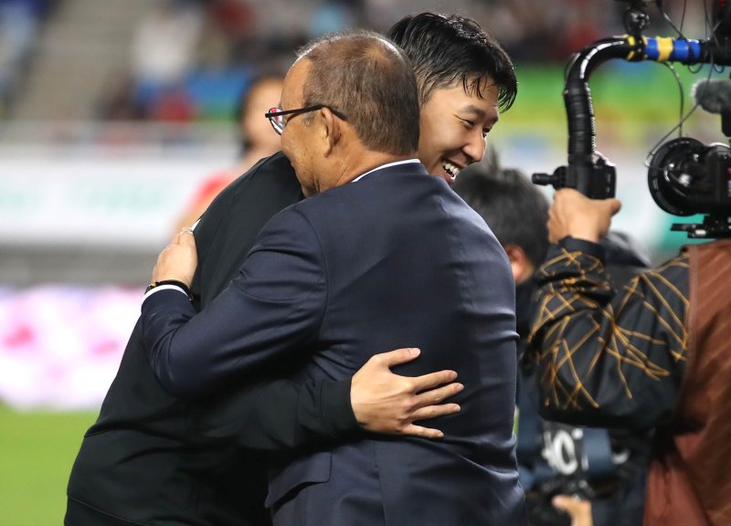 [수원=뉴시스] 정병혁 기자 = 17일 오후 경기 수원월드컵경기장에서 열린 하나은행 초청 축구 국가대표 평가전 대한민국과 베트남의 경기에 앞서 박항서 전 베트남 축구대표팀 감독이 손흥민과 포옹하고 있다. 2023.10.17. jhope@newsis.com