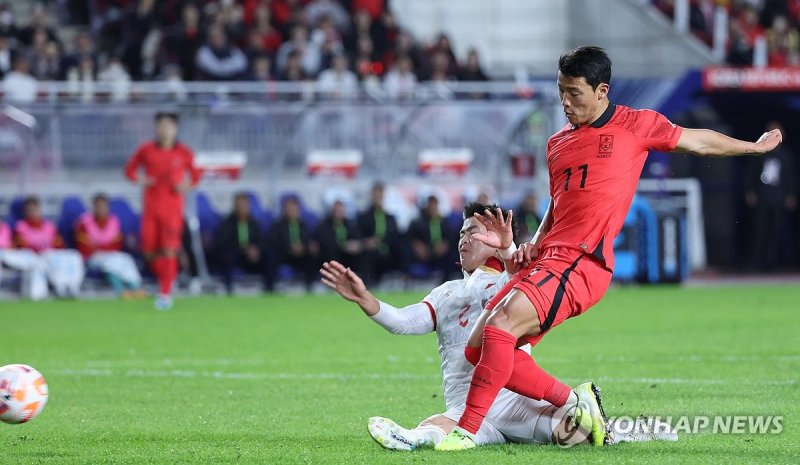 황희찬 골 황희찬 골 (수원=연합뉴스) 신현우 기자 = 17일 경기도 수원월드컵경기장에서 열린 축구대표팀 한국과 베트남의 친선경기. 한국 황희찬이 골을 넣고 있다. 2023.10.17 nowwego@yna.co.kr (끝)
