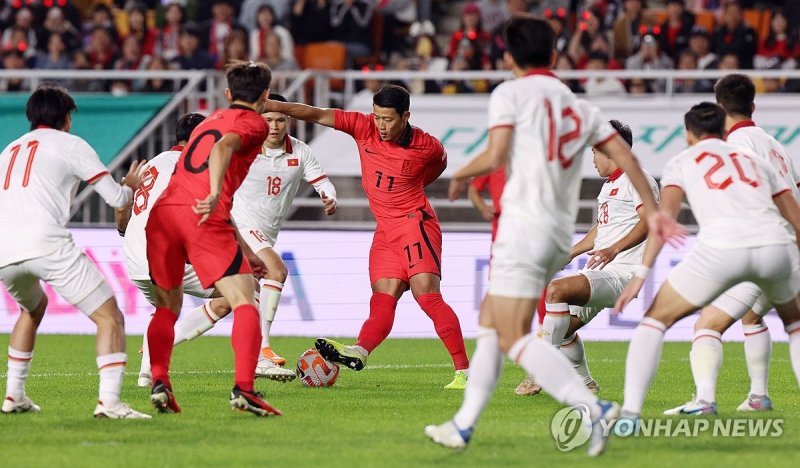베트남 선수 7명에 둘러싸인 '더 코리안 가이' 베트남 선수 7명에 둘러싸인 '더 코리안 가이' (수원=연합뉴스) 김도훈 기자 = 17일 경기도 수원월드컵경기장에서 열린 축구대표팀 한국과 베트남의 친선경기. 황희찬이 베트남 선수 7명 사이에서 드리블을 하고 있다. 2023.10.17 superdoo82@yna.co.kr (끝)