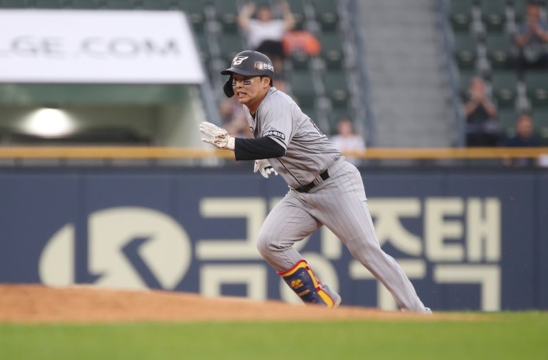 [서울=뉴시스] 고승민 기자 = 12일 서울 잠실야구장에서 열린 2023 KBO 리그 한화 이글스 대 LG 트윈스 경기, 한화 공격 1회초 2사 1,2루 상황 5번타자 문현빈이 2득점 2루타 후 2루수 실책 때 3루로 진루하고 있다. 2023.07.12. kkssmm99@newsis.com