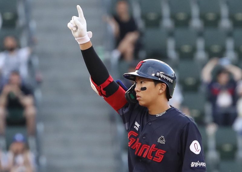 [서울=뉴시스] 조수정 기자 = 26일 서울 잠실야구장에서 열린 2023 프로야구 KBO리그 롯데 자이언츠 대 두산 베어스 경기. 2회초 2사 2,3루 롯데 김민석이 2타점 2루타를 날린 뒤 세리머니 하고 있다. 2023.07.26. chocrystal@newsis.com