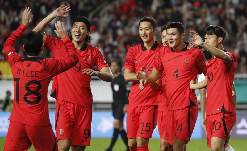 [수원=뉴시스] 정병혁 기자 = 17일 오후 경기 수원월드컵경기장에서 열린 하나은행 초청 축구 국가대표 평가전 대한민국과 베트남의 경기, 이강인의 코너킥으로 골을 성공 시킨 김민재가 기뻐하고 있다.2023.10.17. jhope@newsis.com