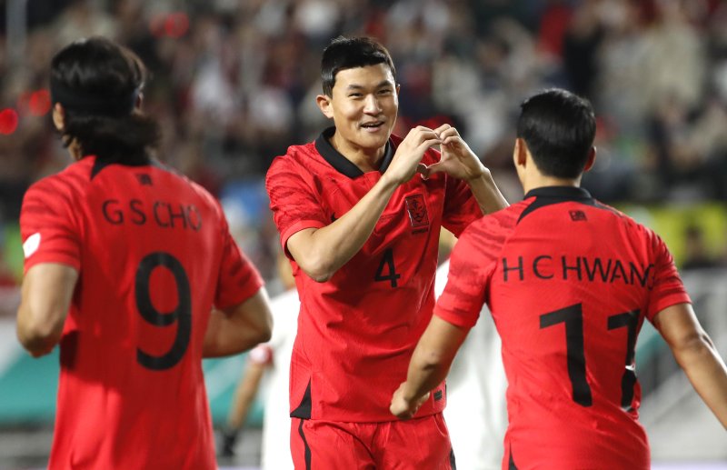 [수원=뉴시스] 정병혁 기자 = 17일 오후 경기 수원월드컵경기장에서 열린 하나은행 초청 축구 국가대표 평가전 대한민국과 베트남의 경기, 김민재가 선제골을 넣은 뒤 손하트를 하고 있다. 2023.10.17. jhope@newsis.com