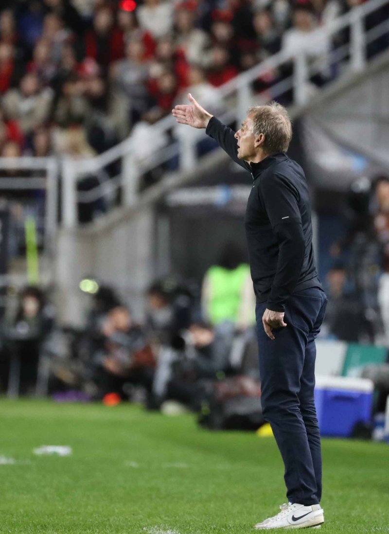 [수원=뉴시스] 황준선 기자 = 17일 오후 경기 수원월드컵경기장에서 열린 하나은행 초청 축구 국가대표 평가전 대한민국과 베트남의 경기, 클린스만 한국 대표팀 감독이 작전을 지시하고 있다. 2023.10.17. hwang@newsis.com