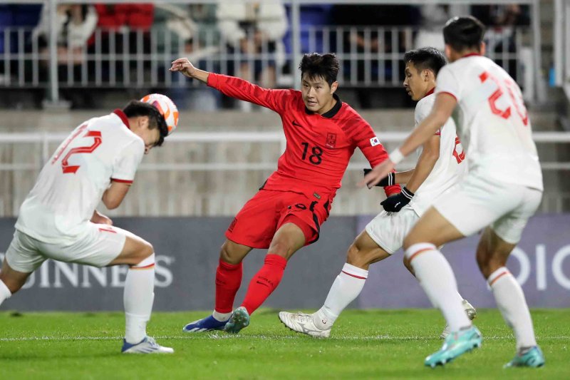 [수원=뉴시스] 조성우 기자 = 17일 오후 경기 수원월드컵경기장에서 열린 하나은행 초청 축구 국가대표 평가전 대한민국과 베트남의 경기, 전반전 한국 이강인이 크로스를 올리고 있다. 2023.10.17. xconfind@newsis.com
