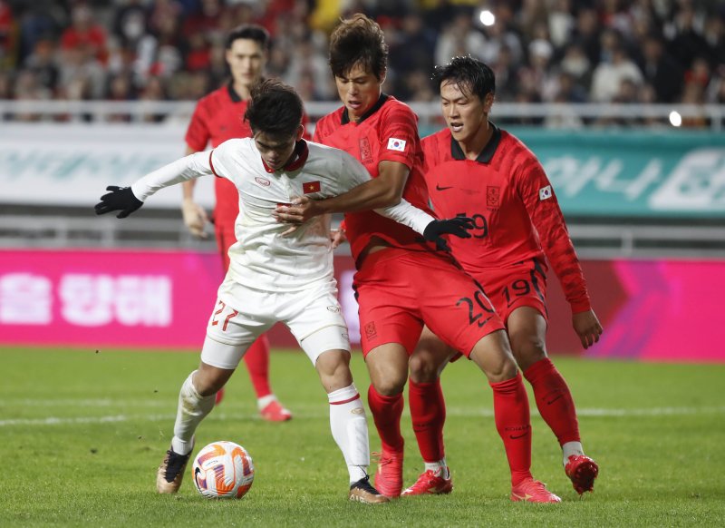 [수원=뉴시스] 정병혁 기자 = 17일 오후 경기 수원월드컵경기장에서 열린 하나은행 초청 축구 국가대표 평가전 대한민국과 베트남의 경기, 김주성이 수비를 하고 있다. 2023.10.17. jhope@newsis.com
