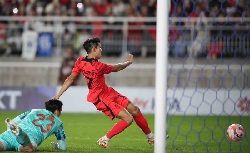 [수원=뉴시스] 조성우 기자 = 17일 오후 경기 수원월드컵경기장에서 열린 하나은행 초청 축구 국가대표 평가전 대한민국과 베트남의 경기, 후반전 한국 정우영이 팀의 여섯 번째 골을 넣고 있다. 2023.10.17. xconfind@newsis.com