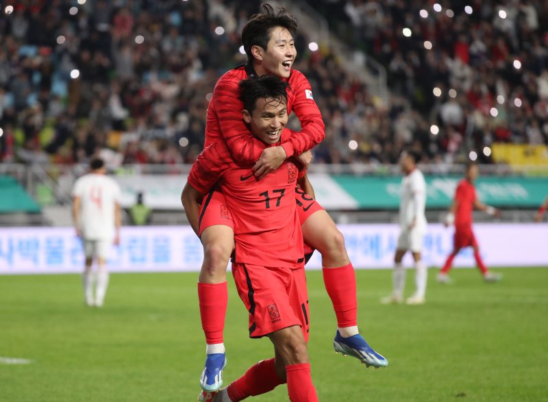 [수원=뉴시스] 황준선 기자 = 17일 오후 경기 수원월드컵경기장에서 열린 하나은행 초청 축구 국가대표 평가전 대한민국과 베트남의 경기, 정우영이 한국의 여섯번째 골 넣고 이강인과 기뻐하고 있다. 2023.10.17. hwang@newsis.com