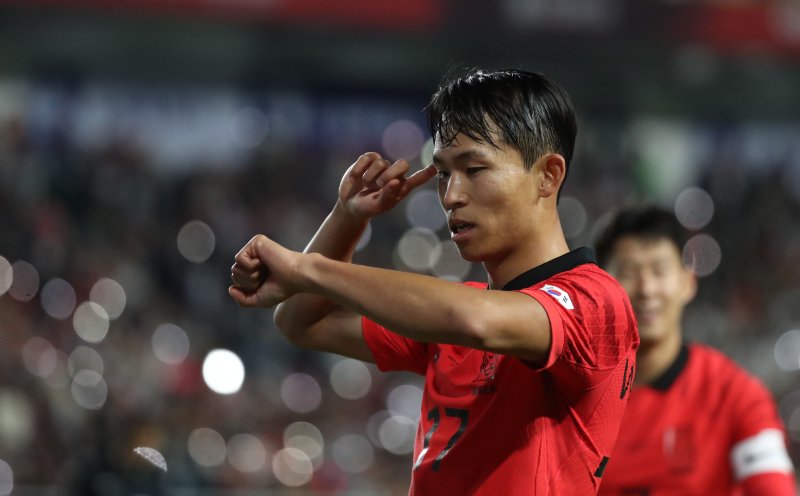 [수원=뉴시스] 황준선 기자 = 17일 오후 경기 수원월드컵경기장에서 열린 하나은행 초청 축구 국가대표 평가전 대한민국과 베트남의 경기, 정우영이 한국의 여섯번째 골을 넣은 뒤 세레모니를 하고 있다. 2023.10.17. hwang@newsis.com