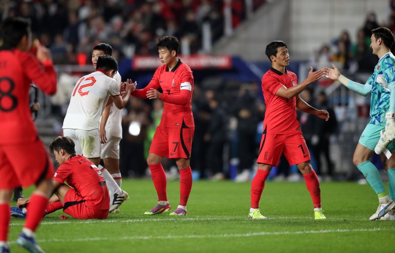 [수원=뉴시스] 조성우 기자 = 17일 오후 경기 수원월드컵경기장에서 열린 하나은행 초청 축구 국가대표 평가전 대한민국과 베트남의 경기, 대한민국 손흥민 등 선수들이 6-0으로 승리한 뒤 베트남 선수들과 인사하고 있다. 2023.10.17. xconfind@newsis.com