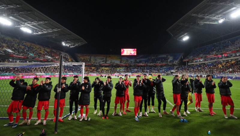 [수원=뉴시스] 황준선 기자 = 17일 오후 경기 수원월드컵경기장에서 열린 하나은행 초청 축구 국가대표 평가전 대한민국과 베트남의 경기, 6대0으로 승리를 거둔 대한민국 대표팀이 팬들에게 인사하고 있다. 2023.10.17. hwang@newsis.com