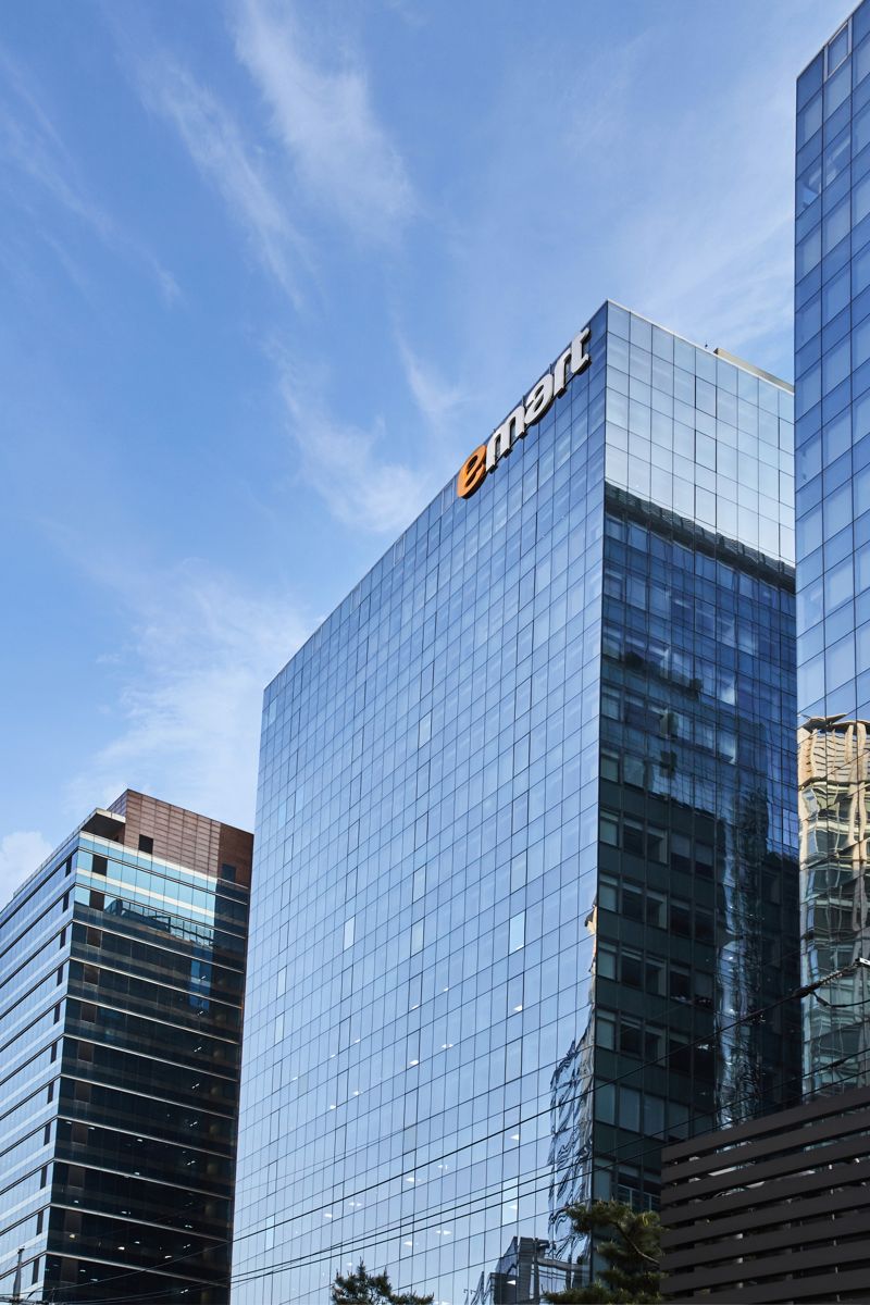 이마트 주가 28%↓..본업 경쟁력 확인돼야-KB