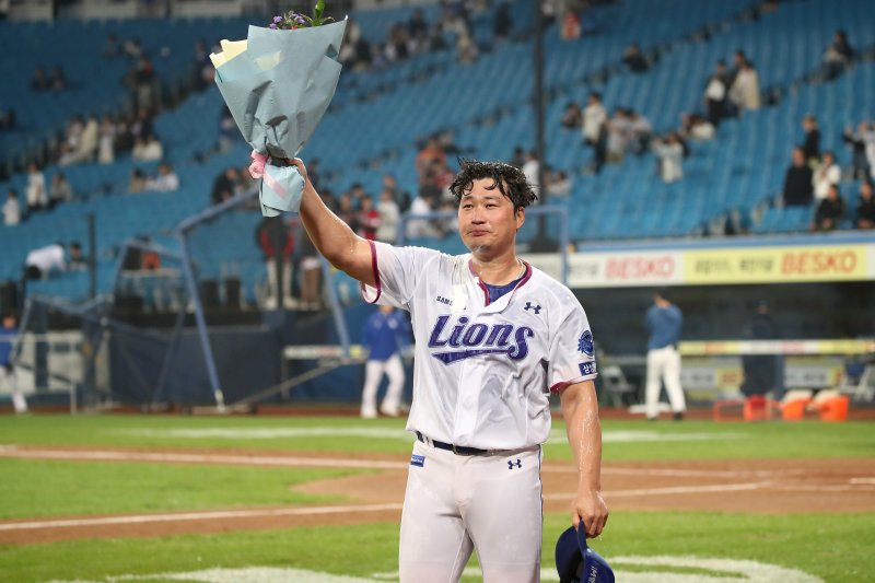 프로야구 삼성 라이온즈 오승환이 14일 오후 대구 삼성라이온즈파크에서 열린 '신한은행 SOL 2023 KBO리그' SSG 랜더스와 삼성 라이온즈의 경기에서 KBO리그 사상 첫 통산 400세이브를 달성한 뒤 관중석 팬들을 향해 손을 흔들고 있다. 2023.10.14/뉴스1 ⓒ News1 공정식 기자