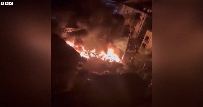 폭격 직후 화재 모습 - BBC 화면 갈무리