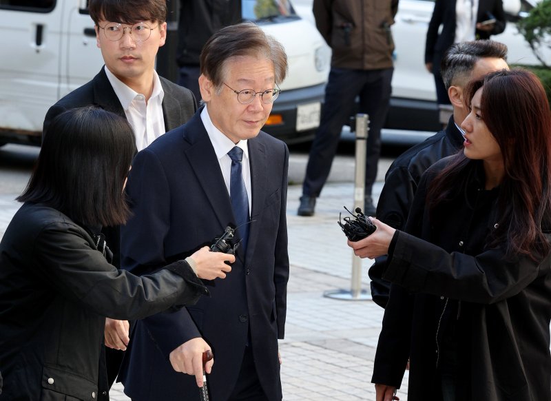 이재명 더불어민주당 대표가 17일 오전 서울 서초구 서울중앙지방법원에서 열린 대장동·위례신도시 개발 특혜 등 특정범죄가중처벌등에관한법률위반(뇌물) 공판에 출석하고 있다. 2023.10.17/뉴스1 ⓒ News1 장수영 기자