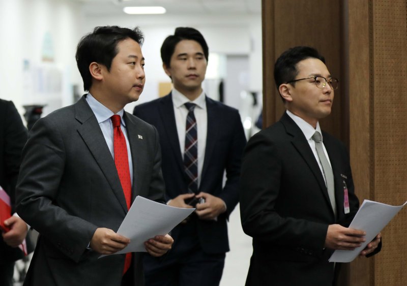 [서울=뉴시스] 고범준 기자 = 장예찬(왼쪽) 국민의힘 청년최고위원과 공익제보자 조명현 씨가 18일 오전 서울 여의도 국회 소통관에서 열린 더불어민주당 이재명 대표 법인카드 공익제보자의 국감 참석 방해 규탄 기자회견을 위해 단상으로 향하고 있다. 2023.10.18. bjko@newsis.com