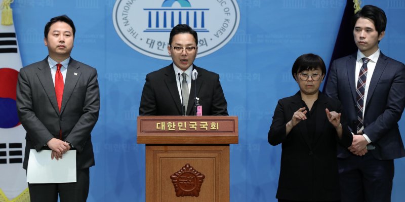 [서울=뉴시스] 고범준 기자 = 장예찬(왼쪽) 국민의힘 청년최고위원과 공익제보자 조명현 씨가 18일 오전 서울 여의도 국회 소통관에서 열린 더불어민주당 이재명 대표 법인카드 공익제보자의 국감 참석 방해 규탄 기자회견에서 발언하고 있다. 2023.10.18. bjko@newsis.com