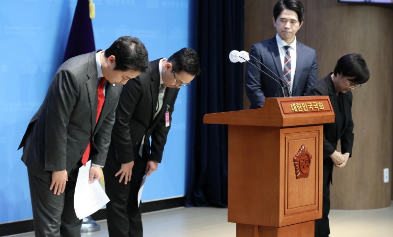 [서울=뉴시스] 고범준 기자 = 장예찬(왼쪽) 국민의힘 청년최고위원과 공익제보자 조명현 씨가 18일 오전 서울 여의도 국회 소통관에서 열린 더불어민주당 이재명 대표 법인카드 공익제보자의 국감 참석 방해 규탄 기자회견을 마치고 인사하고 있다. 2023.10.18. bjko@newsis.com