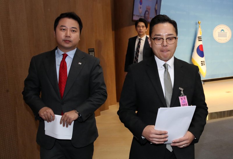 [서울=뉴시스] 고범준 기자 = 장예찬(왼쪽) 국민의힘 청년최고위원과 공익제보자 조명현 씨가 18일 오전 서울 여의도 국회 소통관에서 열린 더불어민주당 이재명 대표 법인카드 공익제보자의 국감 참석 방해 규탄 기자회견을 마치고 이동하고 있다. 2023.10.18. bjko@newsis.com