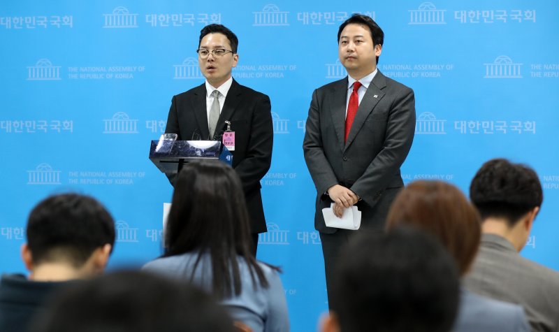 [서울=뉴시스] 고범준 기자 = 장예찬(오른쪽) 국민의힘 청년최고위원과 공익제보자 조명현 씨가 18일 오전 서울 여의도 국회 소통관에서 열린 더불어민주당 이재명 대표 법인카드 공익제보자의 국감 참석 방해 규탄 기자회견을 마치고 취재진 질문에 답변하고 있다. 2023.10.18. bjko@newsis.com