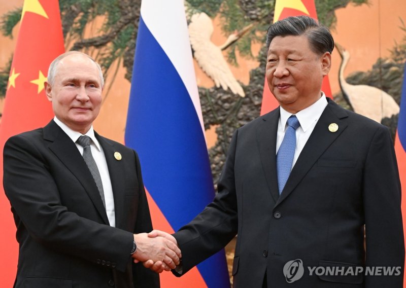 푸틴 러시아 대통령(왼쪽)과 시진핑 중국 국가주석이 지난 18일 일대일로 10주년 정상포럼에서 악수하고 있다.