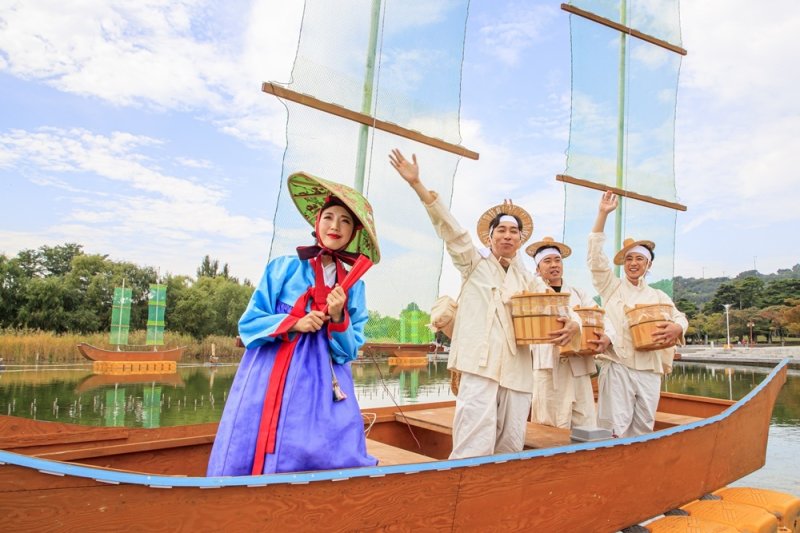 제15회 마포나루 새우젓축제 황포돛배 입항재현식. (마포구 제공)