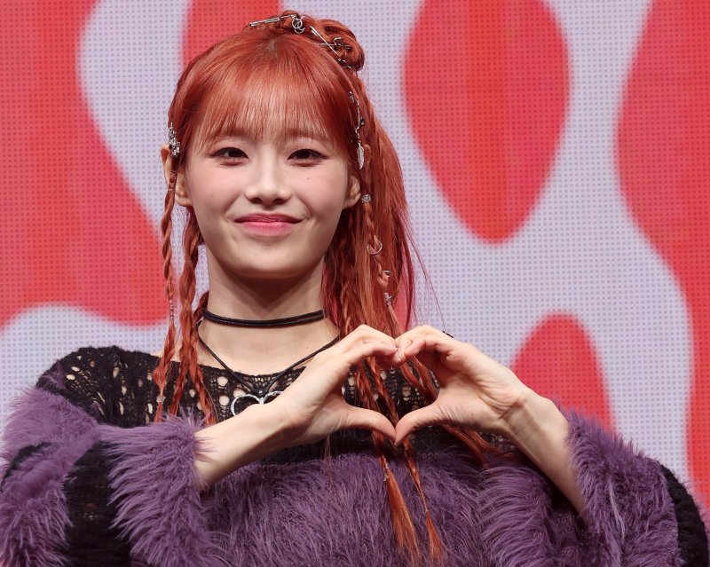 가수 츄(CHUU)가 18일 오후 서울 광진구 광장동 예스24라이브홀에서 열린 첫 번째 미니 앨범 ‘Howl’ 발매 기념 쇼케이스에서 포즈를 취하고 있다. 2023.10.18/뉴스1 ⓒ News1 김진환 기자