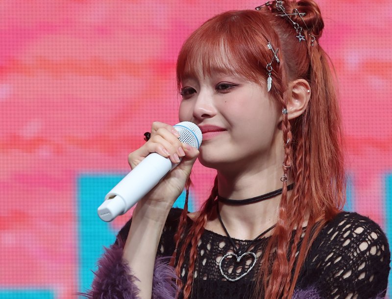 가수 츄(CHUU)가 18일 오후 서울 광진구 광장동 예스24라이브홀에서 열린 첫 번째 미니 앨범 ‘Howl’ 발매 기념 쇼케이스에서 취재진 질문에 답변 중 울먹거리고 있다. 2023.10.18/뉴스1 ⓒ News1 김진환 기자