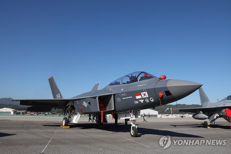 '서울 아덱스(ADEX) 2023' 행사장에 KAI가 생산한 한국형 전투기 KF-21이 전시돼 있다. 2023.10.17 zjin@yna.co.kr (끝)