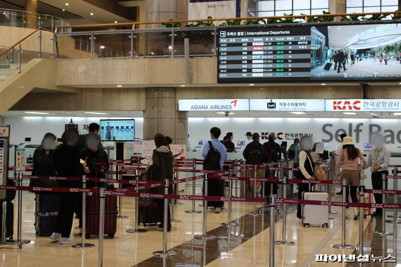 지난 17일 김포국제공항 출국장에서 여객들이 출을 서고 있다. 김영권 기자