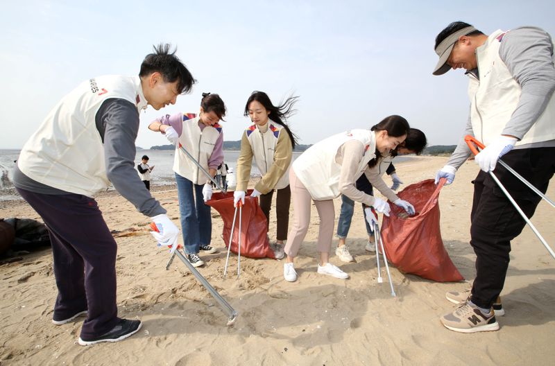 18일 인천 용유해변에서 아시아나항공 직원들이 정화 활동을 펼치고 있다. 아시아나항공 제공