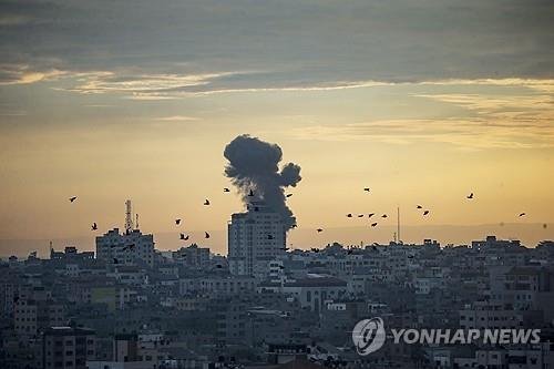 이스라엘군의 공습을 받고 있는 팔레스타인 가자지구. [EPA 연합뉴스]