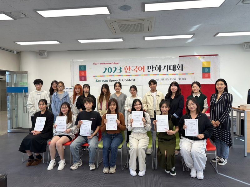 '2023 한국어 말하기 대회'에서 수상한 동서대학교 인터내셔널 칼리지 외국인 유학생들이 기념촬영을 하고 있다. 동서대 제공