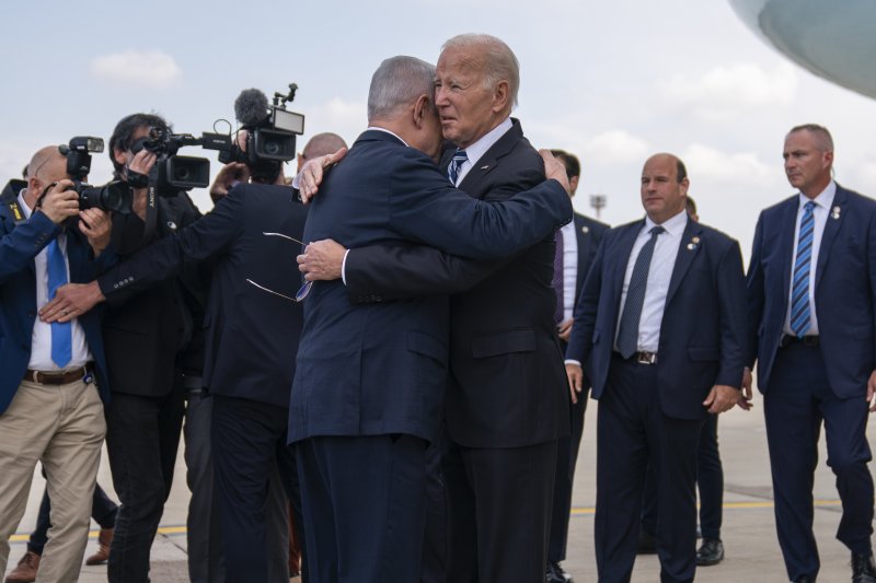 조 바이든(오른쪽) 미국 대통령이 18일(현지시간) 이스라엘 벤구리온국제공항에 내려 베냐민 네타냐후 이스라엘 총리와 포옹하고 있다. 바이든 대통령은 이날 이스라엘에 흥분을 가라앉히고 자제하라면서 미국이 2001년 9·11테러 뒤 무모하게 시작했던 아프가니스탄·이라크 20년 전쟁과 같은 실수를 저지르지 말라고 충고했다. AP뉴시스